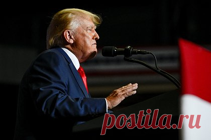 Трамп возмутился обыском ФБР в его спальне. Бывший президент США Дональд Трамп возмутился рейдом ФБР в его резиденции Мар-а-Лаго во Флориде, обвинив агентов в том, что они не сняли обувь при обыске его спальни. Трамп утверждал, что законный обыск его собственности ФБР был нарушением его прав Четвертой поправки.