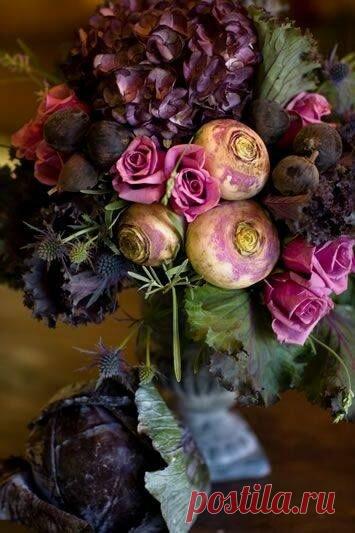 «Ночь гордой поступью царицы
В свои владения вступает.
Пусть сладкий сон тебе приснится,
И все тревоги в нем растают.