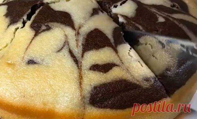 Пирог манник зебра на кефире в духовке очень вкусный простой рецепт пошаговый Пирог манник зебра на кефире в духовке очень вкусный простой рецепт. Бомбически вкусный и очень простой рецепт манника зебра. ✅ Кефир-2 ст ✅ Мука-1 ст+2 ст/л ✅ Манка-1 ст ✅ Сахар-1 ст ✅ Подсолнечное масло-0.5 ст ✅ Какао-2 ст/л ✅ Сода-0.5ч/л CgXlQuYIHd0 Манную крупу высыпаем в глубокую ёмкость,