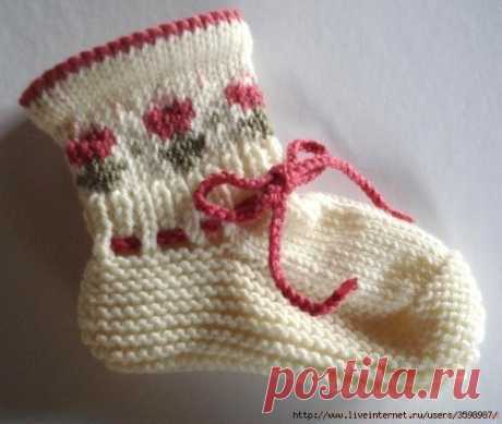 Пинетки-носочки 
 

ВАМ ПОТРЕБУЕТСЯ:

50 г пряжи белого цвета, остатки пряжи фиолетового, лилового и зеленого цветов
чулочные спицы 2,5 мм
крючок 2,5 мм

РАЗМЕРЫ:

1/3 — 6/9 — 12/18 месяцев (2 — 3/4) года
длина ступни: 10 — 11 — 12 (14 — 16) см
ОПИСАНИЕ

Платочная вязка (прямыми и обратными рядами): все ряды вязать лиц.
Обвязка пико крючком: лиловой нитью крючком по фиолетовой линии сгиба обвязать след. образом: 1 ст. б/н в первую петлю, *3 возд. п., 1 ст. б/н в первую воз...