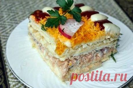 Шустрый повар.: Рыбный салатик - торт с крекерами.