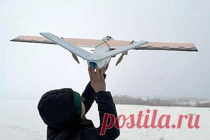 Названа особенность российского беспилотника «Привет-82». Российский беспилотный летательный аппарат (БПЛА) «Привет-82», который успешно прошел испытания в зоне специальной военной операции, имеет защищенную систему управления. Особенность беспилотника «360» сообщил директор музея войск противовоздушной обороны (ПВО) Юрий Кнутов.