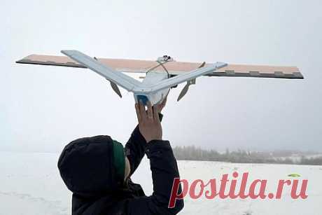 Названа особенность российского беспилотника «Привет-82». Российский беспилотный летательный аппарат (БПЛА) «Привет-82», который успешно прошел испытания в зоне специальной военной операции, имеет защищенную систему управления. Особенность беспилотника «360» сообщил директор музея войск противовоздушной обороны (ПВО) Юрий Кнутов.