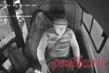 Появилось видео начала конфликта с участием дагестанца в автобусе в Москве. В сети появилось видео начала конфликта в автобусе в Москве с участием уроженца Дагестана, который пообещал бить русских и устроил скандал. На видеозаписи из кабины водителя видно, как пассажир стучит в стекло водительской кабины и просит водителя высадить его не на остановке.