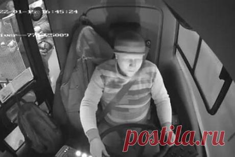 Появилось видео начала конфликта с участием дагестанца в автобусе в Москве. В сети появилось видео начала конфликта в автобусе в Москве с участием уроженца Дагестана, который пообещал бить русских и устроил скандал. На видеозаписи из кабины водителя видно, как пассажир стучит в стекло водительской кабины и просит водителя высадить его не на остановке.