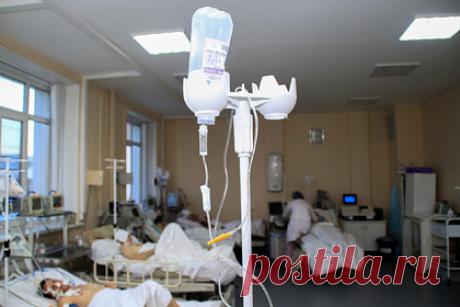Число погибших из-за отравления алкоголем россиян снова возросло. В результате отравления суррогатным алкоголем в Оренбургской области умерли десять россиян. Об увеличении числа погибших сообщили власти региона, передает РИА Новости. По данным властей, еще один пострадавший находится в реанимации. Массовое отравление случилось в поселке Красночабанский Домбаровского района.