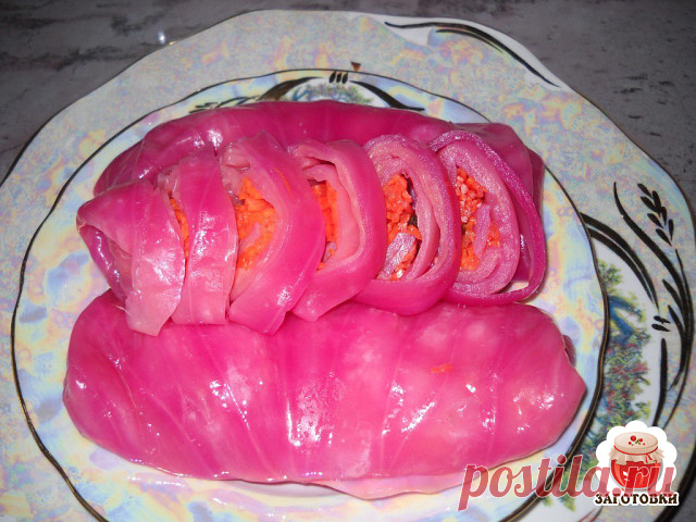 ИЗЫСКАННАЯ ЗАКУСКА ИЗ КВАШЕНОЙ КАПУСТЫ С МОРКОВКОЙ ПО-КОРЕЙСКИ В СВЕКОЛЬНОМ СОКЕ

Продукты:

Капуста белокочанная – 1 шт;
Морковь по-корейски – 1 кг;
Чеснок – 2 головки;
Свекла среднего размера – 1 штука;
Специи – любые по вкусу;
Соль.
Для маринада на 1 литр воды:

Соль 3 ст. ложки;
Сахар 2 столовые ложки;
Лимонная кислота 5 г.
Приготовление:

У кочана капусты вырезать кочерыжку и опустить его в большую кастрюлю с кипящей водой. Отварить капусту в течение 15 мин. Затем кап...
