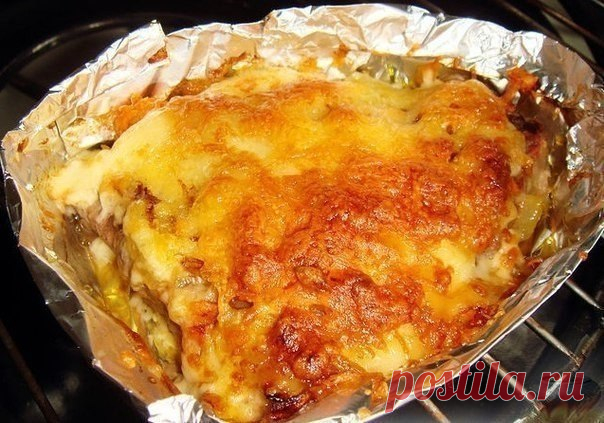 Быстрый ужин. Узелки с мясом и сыром.

Для приготовления узелков на пять порций нам понадобится мясо куриное или телятина 300 грамм. Мясо нужно порезать кусочками, немного присолить, поперчить, положить две ложки майонеза или немного подсолнечного масла и оставить на пять минут, в это время порезать полукольцами одну большую луковицу и замариновать ее в уксусе буквально на три минутки.

Один большой помидор и один болгарский перец, если есть желание можно нарезать один каб...