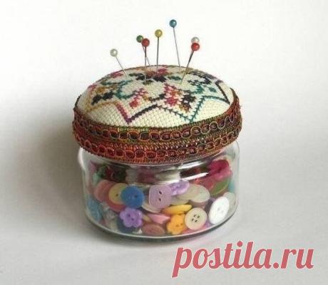 Игольница из баночки с крышечкой Игольница из баночки с крышечкойВместо вышивки можно использовать набивную ткань.Выйдет не менее красиво.