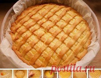 ЛИМОННЫЙ ПИРОГ

Лимонный пирог – это не только очень вкусно и ароматно. Это еще очень красиво и ярко.

Список ингредиентов:

— Мука — 300 гр.
— Лимон — 1 шт.
— Масло сливочное — 180 гр.
— Сахарная пудра — 230 гр.
— Разрыхлитель теста – 8 гр.
— Яйцо — 3 шт.

Способ приготовления

В большой миске смешиваем муку, разрыхлитель и 100 гр. сахарной пудры. Оставшиеся 130 гр. сахарной пудры пойдут в лимонный крем. Добавляем 150 гр. масла сливочного. Еще останется 30 гр. масла для к...