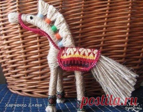 Пони из пряжи детскими руками