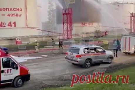 Появились подробности атаки дронов на нефтеперерабатывающий завод на Кубани. Ильский нефтеперерабатывающий завод в Краснодарском крае атаковали несколько беспилотников — первый из них не достиг цели, пожар произошел через 20 минут после его падения. В результате атаки оказался разрушен один резервуар с нефтепродуктами, второй из них, в котором было 85 процентов солярки, загорелся.