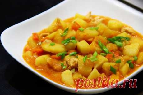 Курица с картошкой в мультиварке - 
600 г куриного филе  
2 крупные луковицы 
1 средняя морковь 
1 ст. л. томатной пасты 
600 г картошки 
50 г масла 
400 мл кипятка 
3 зубчика чеснока