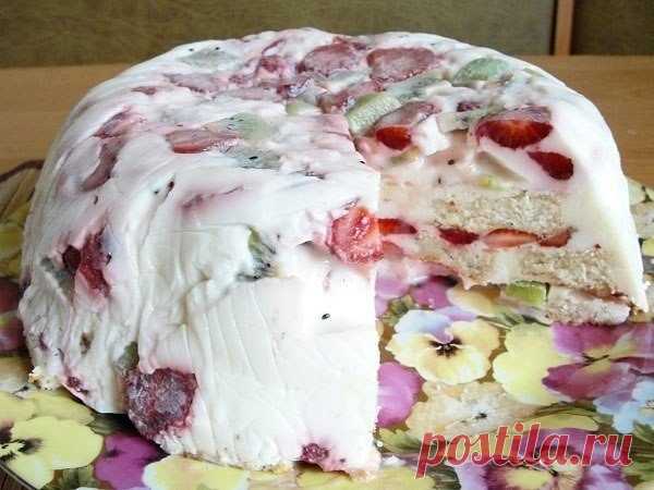 Тортик на десерт - быстрый и вкусный!

Ингредиенты:

- 0,5 л сметаны
- 1 стакан сахара
- 1 пакетик желатина (25 г)
- 0,5 стакана холодной воды
- 300 г бисквита
- клубника
- киви

Приготовление:

Бисквит можно купить готовый или испечь самостоятельно.
Для начала желатин зальем водой и оставим для набухания. Пока будем заниматься приготовлением остальных компонентов, он как раз набухнет.
Фрукты вымоем, почистим и нарежем.
Бисквит нарежем небольшими кусочками.
Сметану смешаем...