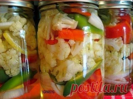 ТОП ВКУСНЫХ ЗАГОТОВОК!!!

ВКУСНЕЙШАЯ МАРИНОВАННАЯ ЦВЕТНАЯ КАПУСТА 

Ингредиенты:
Цветная капуста — 2 кочана (2 кг 200 г)
Морковь — 2 шт.
Болгарский перец — 2 шт.
Чеснок — 100 г
Лук репчатый — 1 шт.
Острый перец — по 1-2 шт. на литровую банку
Укроп (зонтики), листья хрена, вишни, смородины
Душистый перец
Гвоздика
Лавровый лист
Уксус 70% — 0,5 ч.л.

Маринад:
На 1 литр воды — 2 ст.л. соли, 1 ч.л. сахара

Приготовление: