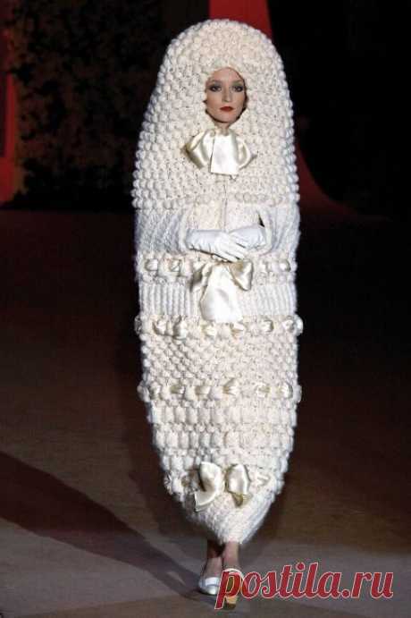 Когда сложности с вывязыванием горловины, плеча...вяжешь просто кокон и все!)))