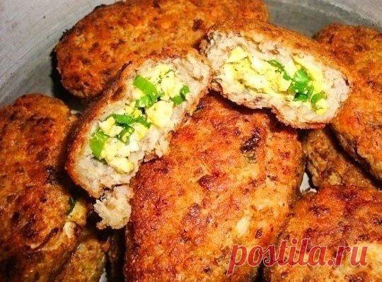 Гречневые зразы с куриным филе,зеленым луком и яйцом

Калорийность на 100 г: 185 ккал

Ингредиенты:

Куриное филе — 500 г
Гречка — 2 стакана
Лук репчатый — 2шт.
Чеснок — 3 зубчика
Молоко — 4 ст.л.
Яйца — 4шт.
Соль и перец по вкусу
Зеленый лук несколько штук
Масло растительное

Приготовление:

1. Гречку отвариваем в подсоленой воде и остужаем.Перекрутить на мясорубке филе,вареную гречку и чеснок. Лук нарезаем мелкими кусочками и обжариваем до золотистого цвета.
2. Добавим к...