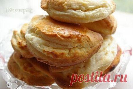 Сочни с творогом

Готовятся такие сочни достаточно просто, а вкус как у булочек "лакомка" из детства.

Ингредиенты (на 16 шт):
Тесто:
• Масло сливочное –100 гр.;
• Сахар мелкий – ½ стакана;
• Яйца – 1 шт.;
• Сметана – ½ стакана;
• Мука – 2 стакана;
• Разрыхлитель – 2 ч.л.;
• Соль – щепотка;
Начинка:
• Творог – 350 гр.;
• Сахар – 2 ст. л.;
• Манка – 1 ст. л.;
• Яйцо (белок) – 1 шт.;
• Сметана – 2 ст. л.;
Для смазывания:
• 1 желток;
Стакан 250 мл!

Пприготовление:

Масло дос...