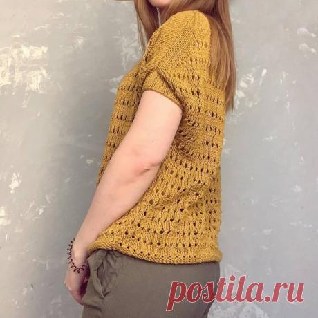 @by_2bruno
---
ЛЕТНЯЯ ФУТБОЛКА БЕСПЛАТНОЕ ОПИСАНИЕ. #by2bruno_летняяфутболка

Что понадобится:
 пряжа Sandnes Garn LINE - 5 мотков (50г/110м)
 спицы 5 мм
 трикотажная игла

Плотность: 16 п. * 24 р.

Размер: 42-46, ширина готового изделия 55 см, высота — 55 см

Рапорт узора: 5 рядов лицевой глади, в 6 (изнаночном) ряду: кромочная, *2 петли вместе изнаночной, накид; повторять от * до конца ряда.

Конструкция изделия: спинка и перед вяжутся отдельно поворотными рядами, сшиваю...