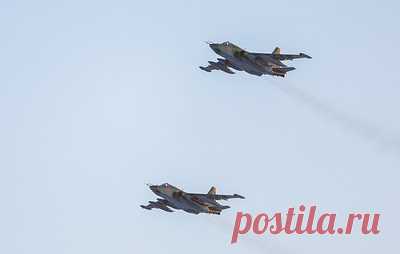 Штурмовики Су-25 уничтожили укрепленные полевые позиции и бронетехнику ВСУ. Пуск ракет выполнялся парами с малых высот, сообщили в Минобороны