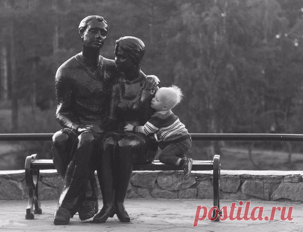Фотографироваться с памятниками учитесь у детей.