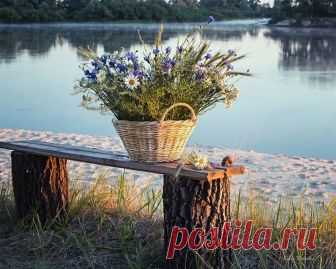 Доброго утра и чудесного дня Всем!

Распахнутые двери утра 
и пригибаясь 
входит день 
высокий как солнце 
и широкоплечий как небо... 
 
Валерий Липневич