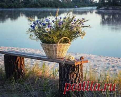 Доброго утра и чудесного дня Всем!
Распахнутые двери утра
и пригибаясь
входит день
высокий как солнце
и широкоплечий как небо...
Валерий Липневич