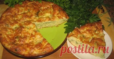 Шикарный пирог, который на 50 % состоит из кабачков — пробуешь кусочек, и от него уже не оторваться. В сыром виде у кабачка практически полностью отсутствует вкус и аромат, но как же удачно он раскрывается, стоит его пожарить или запечь! Нежный, почти что кремовый кабачок — лучшая начинка для пирога,