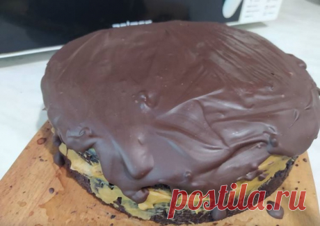 Шоколадный торт

Ингредиенты
2 яйца
200 мл пива Гиннес или 200 мл молока
50 г какао
112 г сливочного масла
135 г муки
175 г сахара
1 ч. л. соды
Для крема:
1 желток
20 г воды
125 г сгущенки
150 г сливочного масла
Для глазури:
Плитка черного шоколада
35 г масла

Как приготовить
Подогреть молоко или пиво, добавить масло, подождать пока раствориться и добавить сахар и какао. Перемешать, добавить взбитые яйца, потом добавить муку и соду.
Тесто разделить на две части и выпекать ...