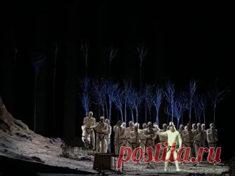 Антон Долин - Смотрели «Макбета» Верди.------------ Даже в кастрированной либретто-версии, какая же оглушительная это вещь! В сам сюжет заложены чеканные формулы.
Где война, при любом героизме, - там честолюбие, насилие, презрение к чужой жизни. Где власть - там убийство. Где одно убийство - там и многие.