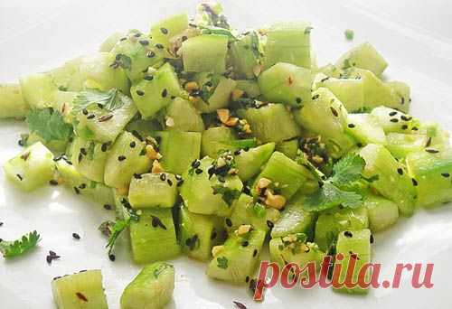 Необычный теплый огуречный салат с интересным вкусом... с кунжутом и арахисом - Вкусные рецепты