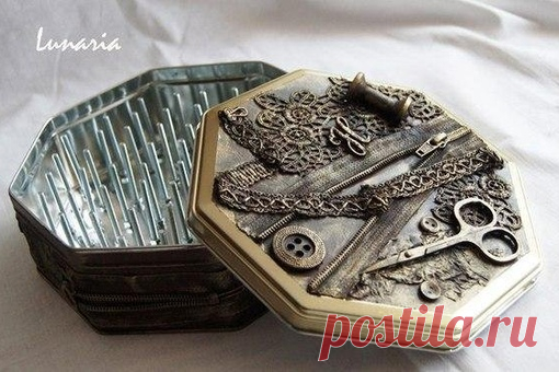 Смотрите, как красиво и удобно можно хранить нитки в жестяной коробке из под печенья. Нужно только ее немного модернизировать. Берем на заметку