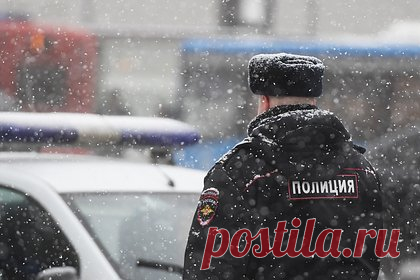 Россиянин из ревности попытался зарезать жену и расстрелять оппонента. В Хасавюрте муж заподозрил жену в измене и попытался ее зарезать, а оппонента расстрелять. Мужчина перерезал горло супруге, однако той удалось добраться до соседей и попросить их о помощи. Предполагаемого любовника россиянин вызвал на встречу, где расстрелял. Обоих потерпевших госпитализировали в тяжелом состоянии.