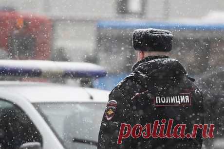 Россиянин из ревности попытался зарезать жену и расстрелять оппонента. В Хасавюрте муж заподозрил жену в измене и попытался ее зарезать, а оппонента расстрелять. Мужчина перерезал горло супруге, однако той удалось добраться до соседей и попросить их о помощи. Предполагаемого любовника россиянин вызвал на встречу, где расстрелял. Обоих потерпевших госпитализировали в тяжелом состоянии.