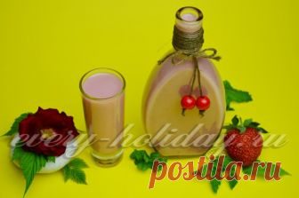 Ликер из клубники в домашних условиях на водке, рецепт с фото пошагово Рецепт с фото пошагово поможет вам приготовить ликер из клубники в домашних условиях на водке. Напиток идеален для угощения гостей. Получается он ароматным, не расслаивается и хорошо хранится в холодильнике.