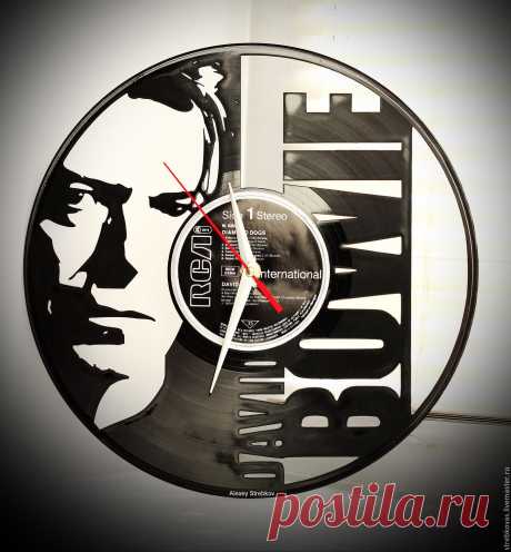 Оригинальный подарок. Настенные часы "David Bowie" – купить в интернет-магазине на Ярмарке Мастеров с доставкой Оригинальный подарок. Настенные часы &quot;David Bowie&quot; - купить или заказать в интернет-магазине на Ярмарке Мастеров | Часы "Дэвид Боуи", сделанные из виниловой&hellip;