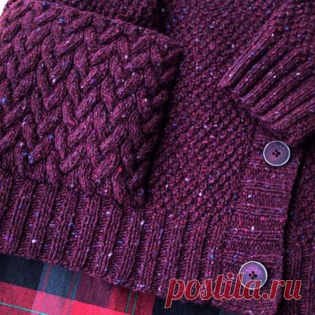 Пыталась показать реальный цвет. В жизни кардик довольно тёмный, как хорошо выдержанное терпкое вино . 
И с пуговицами в этот раз всё прям отлично вышло - оттенки совпали идеально. 
И твид с клетчатой одеждой выглядит ещё более уютным. 
И мне это очень и очень нравится. 
#вяжу #вязание #ручноевязание #ручнаяработа #араны #твид #ярмаркамастеров #ярко #ЯМ #шерсть #винный#knitwear #knitted #cozy #wool #livemaster_ru #loveknitting #iloveknitting #instaknit #instagood #handknit...