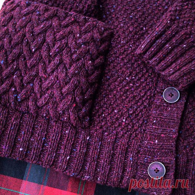 Пыталась показать реальный цвет. В жизни кардик довольно тёмный, как хорошо выдержанное терпкое вино . 
И с пуговицами в этот раз всё прям отлично вышло - оттенки совпали идеально. 
И твид с клетчатой одеждой выглядит ещё более уютным. 
И мне это очень и очень нравится. 
#вяжу #вязание #ручноевязание #ручнаяработа #араны #твид #ярмаркамастеров #ярко #ЯМ #шерсть #винный#knitwear #knitted #cozy #wool #livemaster_ru #loveknitting #iloveknitting #instaknit #instagood #handknit...