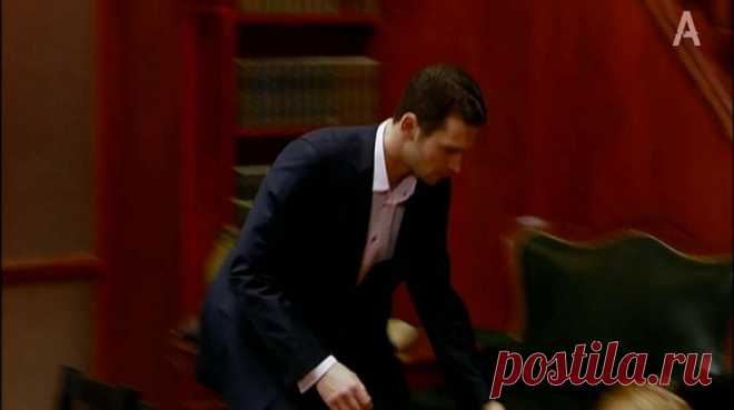 Закрытая школа - Сезон 1 - Серия 1 После зимних каникул в элитную загородную школу-пансион съезжаются ученики. Среди них старшеклассники Максим, Даша, Вика, Рома и Тема, а также двое новичков — Андрей и Надя Авдеевы, родители которых пропали при загадочных обстоятельствах. Даша сразу же обращает внимание на Андрея. Это раздражает Максима, который принимает новенького в штыки. Еще одна новая обитательница школы — уборщица Мария. Никто не знает о том, что она сбежала из псих...