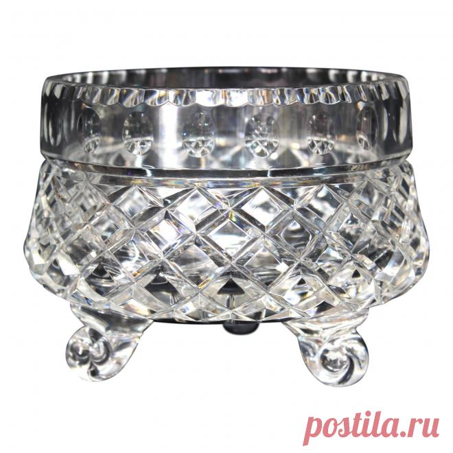 Vintage Crystal Cut Glass Bowl 3 Legs Thumb Print Diamonds Candy Dish Brilliant Crystal Cut Glass Bowl 3 Legs Thumb Print Diamonds

Gorgeous Mid Century piece that sparkles and catches the light. 
Size is 4.5