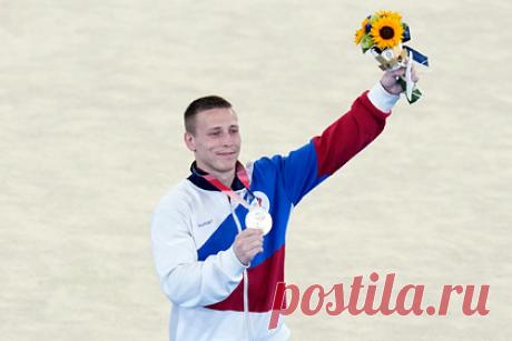 В сборной России объяснили отказ опротестовать серебро гимнаста Аблязина. Старший тренер сборной России по спортивной гимнастике Валентина Родионенко объяснила, почему команда отказалась подавать протест на серебряную медаль Дениса Аблязина в опорном прыжке на Олимпийских играх. Родионенко заявила, что в опорном прыжке при равных баллах у двух спортсменов судят по заявленной трудности.