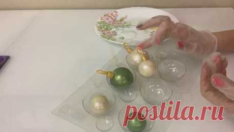 ШАРЫ ИЗ ГЛАЗУРИ 

Хотите легко сделать новогодние игрушки из шоколадной глазури? Ставьте  и смотрите мастер класс, как сделать новогодний декор для тортов или елочки!

 Все необходимое есть в нашем магазине:

Сферы
https://nevkusno.ru/search/?q=полусфер

Шоколад
https://nevkusno.ru/catalog/shokolad-i-kakao/

Мастика
https://nevkusno.ru/catalog/mastika-konditerskaya-i-m..

Красители
https://nevkusno.ru/catalog/krasiteli-pischevye/