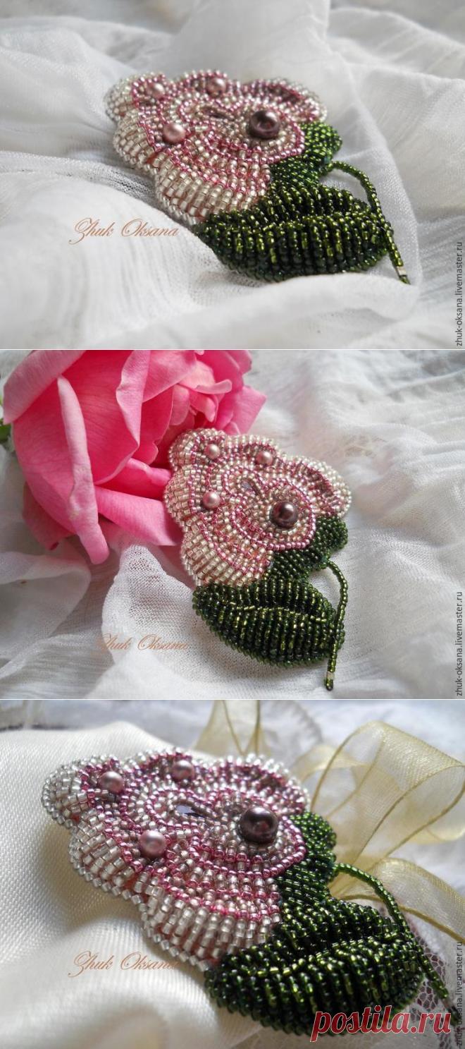 вышитая бисером брошь "Таинственный цветок"