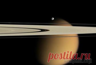 10 самых странных спутников солнечной системы Среди спутников планет в солнечной системе попадаются самые удивительные: Европа покрыта полностью океаном, на Ио царит настоящий вулканический ад, Эпиметей и Янус постоянно гонятся друг за другом, вр...