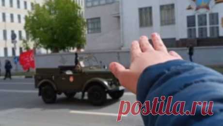 Российского подростка обвинили в реабилитации нацизма после фото с парада в День Победы. В Самарской области юноша выложил фото, на котором он вскидывает руку в гитлеровском приветствии на фоне военной техники с символикой Красной армии. Накануне внимание на публикацию подростка обратил депутат Госдумы Александр Хинштейн и ...