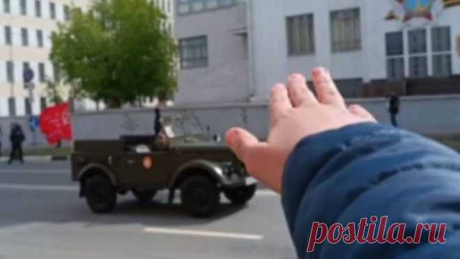 Российского подростка обвинили в реабилитации нацизма после фото с парада в День Победы. В Самарской области юноша выложил фото, на котором он вскидывает руку в гитлеровском приветствии на фоне военной техники с символикой Красной армии. Накануне внимание на публикацию подростка обратил депутат Госдумы Александр Хинштейн и ...