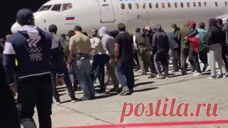 В беспорядках в аэропорту Махачкалы обвинили украинских провокаторов. Беспорядки в аэропорту Махачкалы произошли из-за провокаций центра информационно-психологических спецопераций (ЦИПсО) Украины, заявил политолог МГУ им.Ломоносова Артем Косоруков. В беседе с РИАМО он назвал случившееся &quot;результатом ...