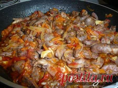 Рецепты из куриных желудочков Рецепты блюд из куриных желудочков привлекают своей простотой. Чаще всего их варят, жарят или маринуют, но известны и другие способы готовки этого субпродукта. Подают куриные желудочки с гар