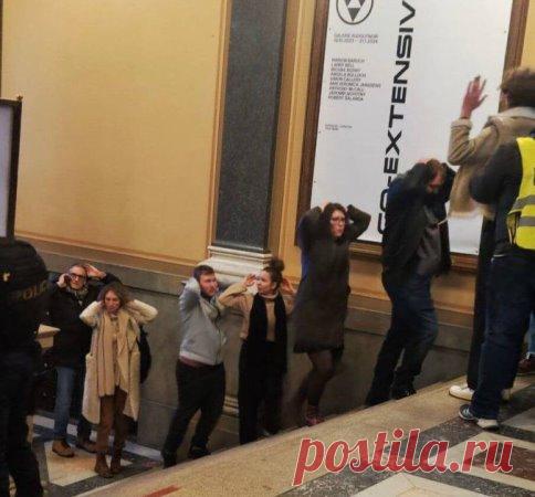 Фильтрация студентов во время инцидента со стрельбой в Карловом университете в Праге сегодня вечером.
Стрелок нейтрализован. Предположительно, обнаружено взрывное устройство.
В результате теракта погибли 10 человек, 30 получили ранения. 
#Чехия