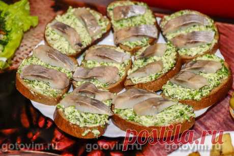 Бутерброд с селедкой и ароматным маслом. Рецепт с фото Рецепт холодной закуски с селедкой - это идеальный вариант для тех хозяек, которые ограничены во времени. Для праздничного застолья можно быстро приготовить простую, вкусную закуску с селедкой, напоминающую по вкусу классический форшмак. Ведь не секрет, что яркие, аппетитные бутерброды всегда актуальны, и равнодушных к ним точно не будет.



